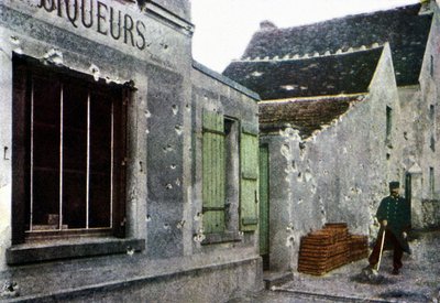 Een Franse soldaat die opruimt in de stad Barcy nabij Meaux tijdens de Slag bij de Marne ten oosten van Parijs, september 1914 door Jules Gervais Courtellemont